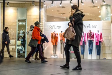 Münih, Almanya - 15 Şubat 2018: insanlar tipik Alman Alışveriş Merkezi Münih'te Fuenf Hoefe alışveriş