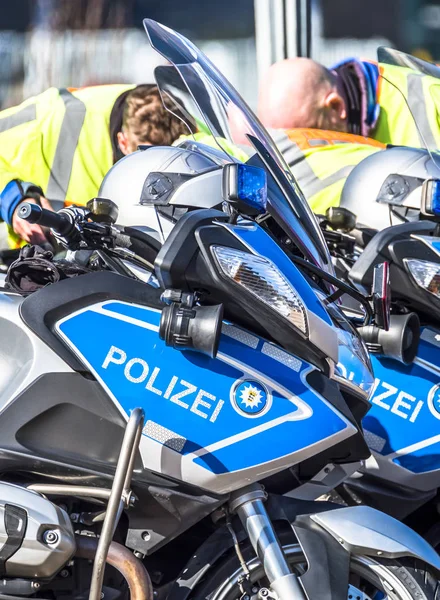 Close-up van de Duitse politie motorfietsen met anonieme politie mannen — Stockfoto