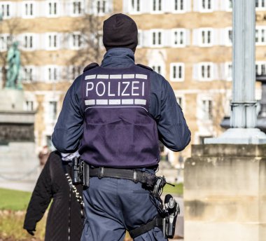Alman Federal polis memuru şehrin korunması