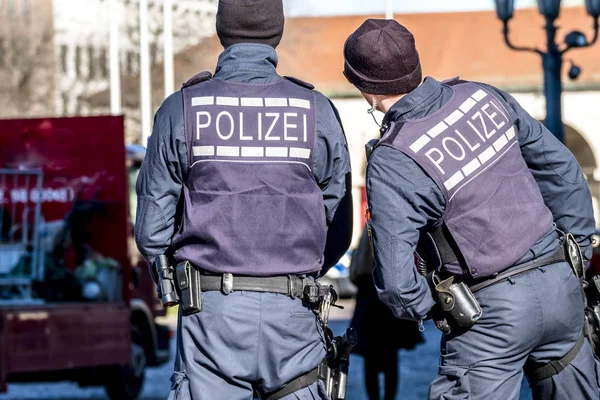 Alman Federal polis memuru şehrin korunması — Stok fotoğraf