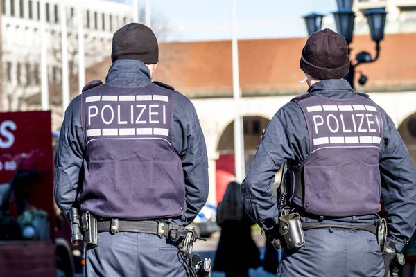 Alman Federal polis memuru şehrin korunması — Stok fotoğraf