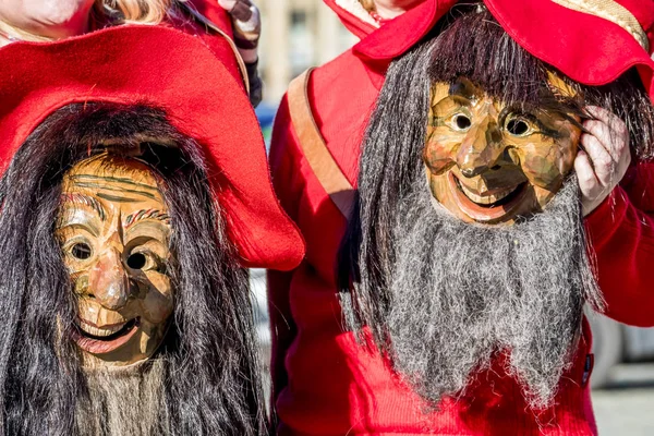 Primer plano de dos máscaras tradicionales Fasching, carnic, en Alemania — Foto de Stock