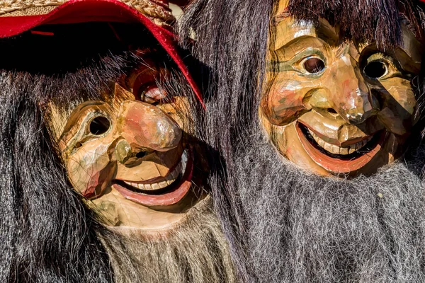Zbliżenie: dwa tradycyjne Fasching, carnical, maski w Niemczech — Zdjęcie stockowe