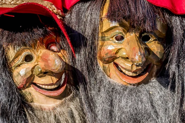 Gros plan de deux masques traditionnels Fasching, carniques, en Allemagne — Photo
