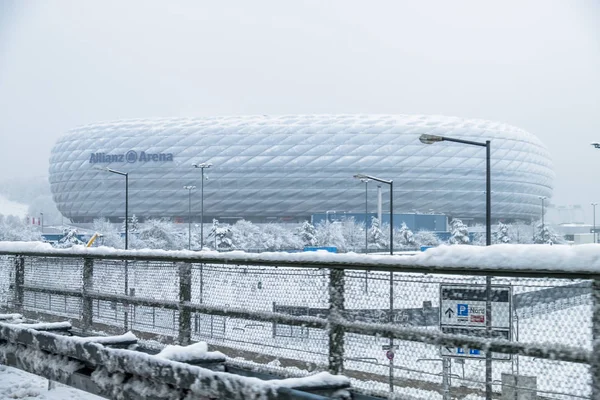 Múnich, Alemania - 18 de febrero de 2018: El Allianz Arena está cubierto de nieve después de la nieve — Foto de Stock