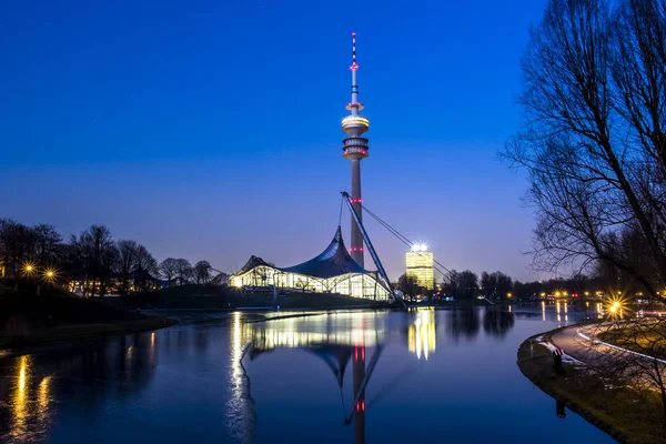 The skyline of Munich in Bavaria, Germany, with reflections in the lake — Stock Photo, Image