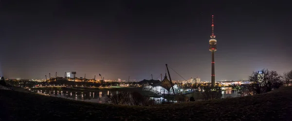 El horizonte de Munich en Baviera, Alemania, con reflejos en el lago y estrellas en el cielo — Foto de Stock