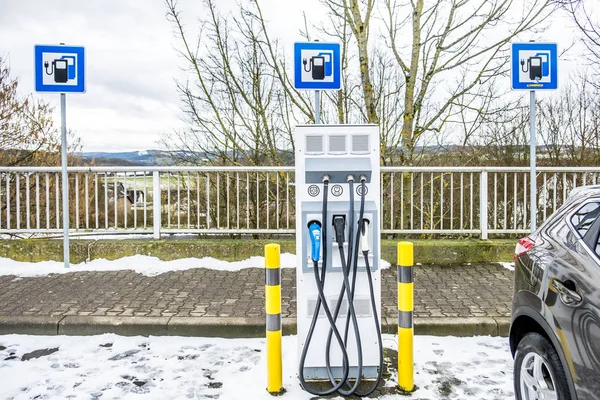 Nouvelles bornes de recharge dans une station-service en Allemagne — Photo