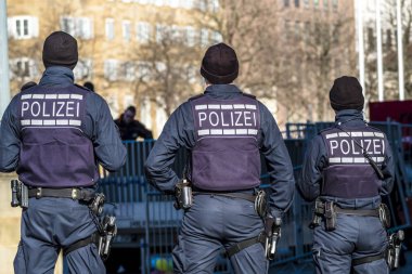Alman Federal polis memuru şehrin korunması