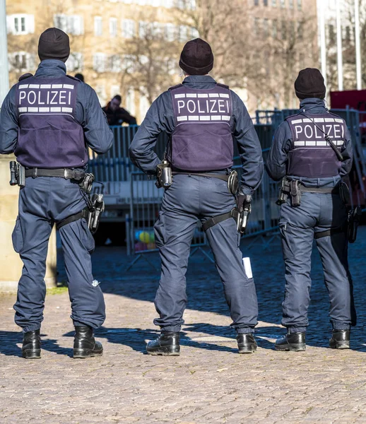 Немецкий федеральный офицер полиции, защищающий город — стоковое фото