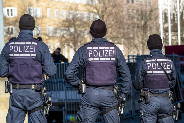 Немецкий федеральный офицер полиции, защищающий город — стоковое фото