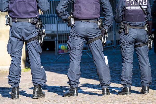 Немецкий федеральный офицер полиции, защищающий город
