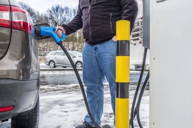 Adam onun elektrikli araba şarj