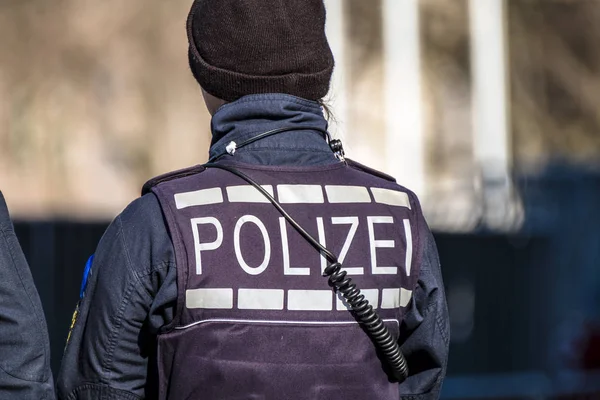 Duitse federale politie-officier vrouw bescherming van de stad — Stockfoto
