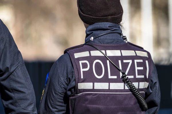 Duitse federale politie-officier vrouw bescherming van de stad — Stockfoto