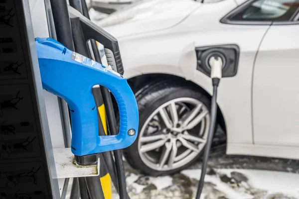 Zobacz Electric Car ładowanie i w tle częściowy widok samochodu — Zdjęcie stockowe