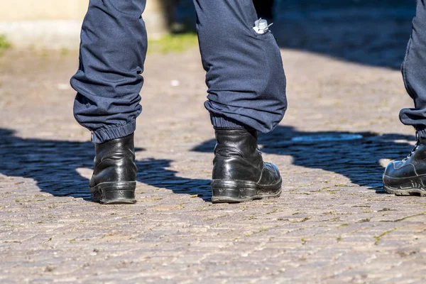 Militaire stijl zwarte laarzen in de straten — Stockfoto