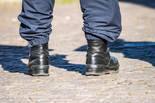 Schwarze Stiefel im Militärstil auf den Straßen — Stockfoto