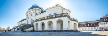 Stuttgart, Almanya - 19 Şubat 2018: Castle yalnızlık yapı tarafından Philippe de La Guepiere oldu