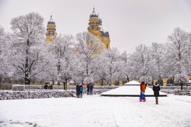 Münih, Almanya, Odeonsplatz kar fırtınası sırasında zevk insanlar