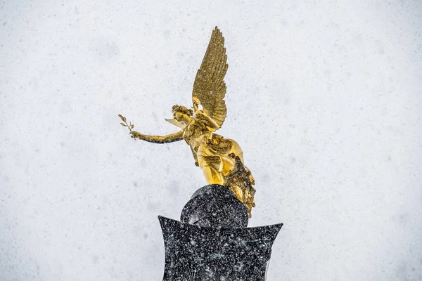 L'Ange de la Paix au sommet du monument Friedensengel à Munich, en Allemagne pendant la tempête de neige — Photo