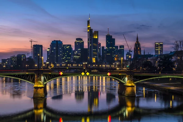 Illuminated bridge with the skyline of Frankfurt, Main, in Germany — Stock Photo, Image
