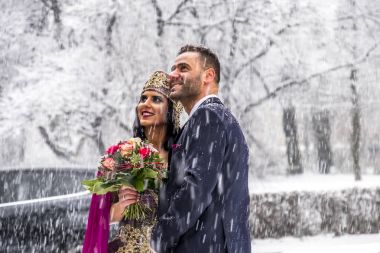 Geleneksel Türk Gelinlik Düğün sırasında mutlu çift