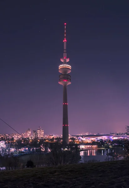 Die Skyline von München in Bayern, Deutschland, mit Spiegelungen im See und Sternen am Himmel — Stockfoto