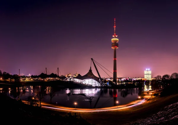 The skyline of Munich in Bavaria, Germany, with reflections in the lake and stars in the sky — Stock Photo, Image