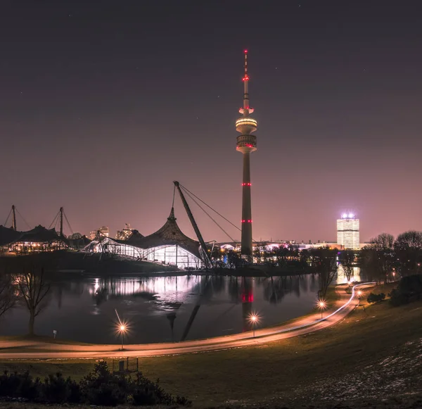 The skyline of Munich in Bavaria, Germany, with reflections in the lake and stars in the sky — Stock Photo, Image