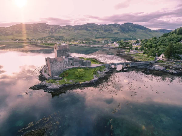 Vista aérea do histórico Castelo Eilean Donan por Dornie, Escócia — Fotografia de Stock