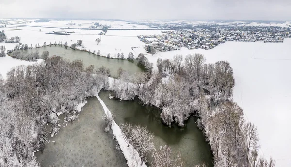 Widok na jezioro w Allershausen przez Freising na śniegu — Zdjęcie stockowe