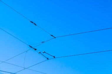 Mavi gökyüzü iletişim tel karşı demiryolu havai hatları temizlemek