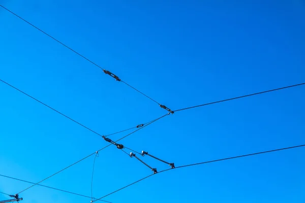 铁路架空线反对清澈的蓝天接触线 — 图库照片