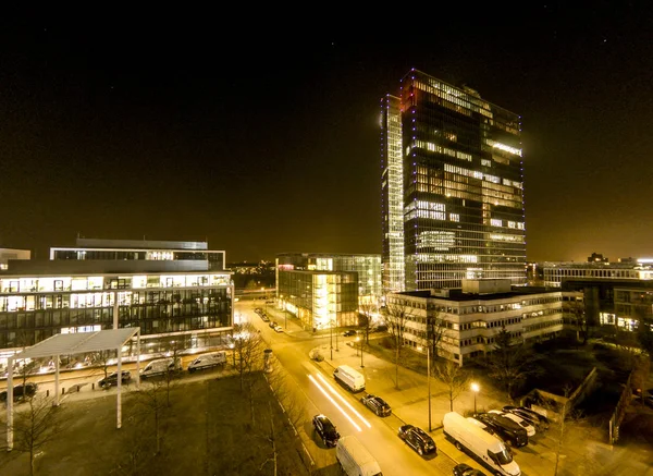 Aérea de Rascacielos de Negocios durante la noche —  Fotos de Stock