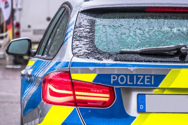 Polizei is het Duitse woord voor politie - hier geschreven op de achterkant van de politie-auto — Stockfoto