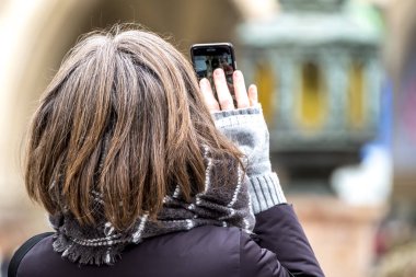 Bayan Smart ile fotoğraf çekimi Almanya Münih kentinde belediye binası telefon