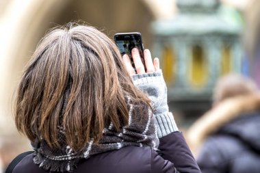 Bayan Smart ile fotoğraf çekimi Almanya Münih kentinde belediye binası telefon