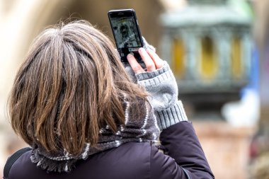 Bayan Smart ile fotoğraf çekimi Almanya Münih kentinde belediye binası telefon