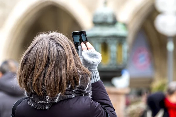 Bayan Smart ile fotoğraf çekimi Almanya Münih kentinde belediye binası telefon