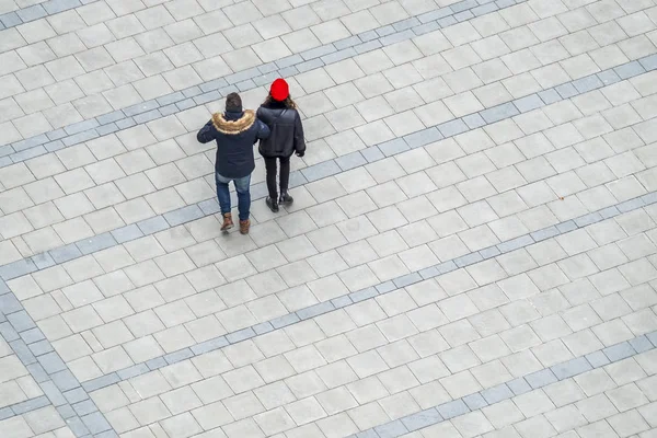 Вид с воздуха на пару, пересекающую площадь в городе Мюнхен — стоковое фото