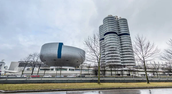 MUNICH, ALEMANIA - 15 DE FEBRERO DE 2018: La sede de BMW se encuentra en la ciudad de Munich — Foto de Stock