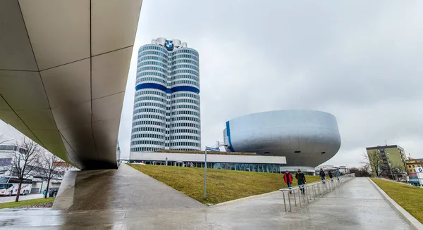 MUNICH, ALEMANIA - 15 DE FEBRERO DE 2018: La sede de BMW se encuentra en la ciudad de Munich — Foto de Stock