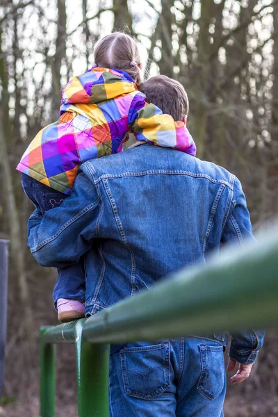 Pai sendo um super-herói todos os dias ajudando filha a subir — Fotografia de Stock