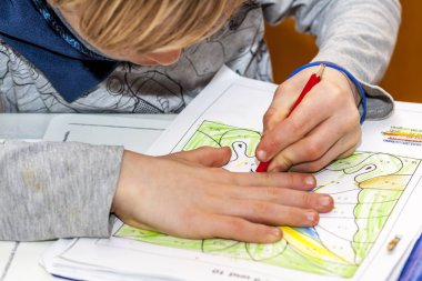 Ödevini üzerinde çalışan bir sol el genç çocuk