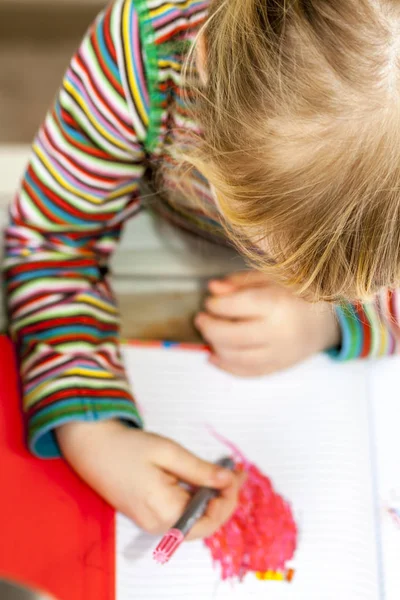 Küçük kızın bir kitapta boyama Üstten Görünüm — Stok fotoğraf