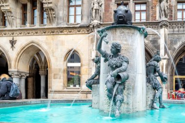 Ünlü balık çeşme, Fischbrunnen, ünlü Marienplatz Meydanı üzerinde