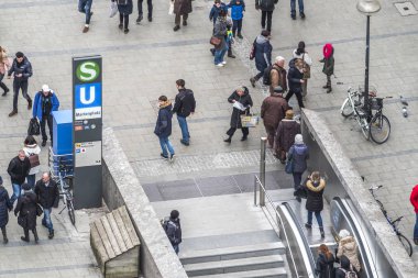 Münih, Almanya - 15 Şubat 2018: Metro doğrudan Marienplatz'a bağlıdır