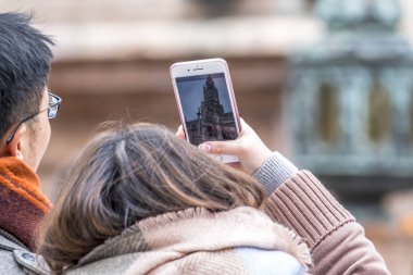Münih, Almanya - 15 Şubat 2018: Çift townhall smartphone ile fotoğraf çekimi