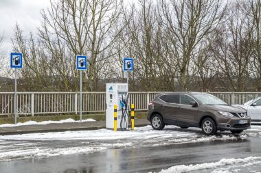Limburg, Almanya - 11 Şubat 2018: Elektrik akaryakıt istasyonu arabada şarj etmek hazır